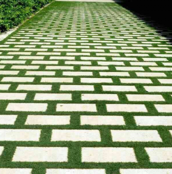 Batu alam yang dipadukan dengan rumput hijau